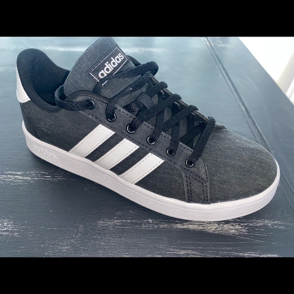 Adidas youth size4 sneakers like new worn 1x. - Picture 5 of 5
